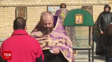 Священники на территории Александровской больницы пренебрегают санитарными нормами