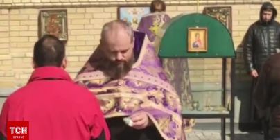 Священники на территории Александровской больницы пренебрегают санитарными нормами