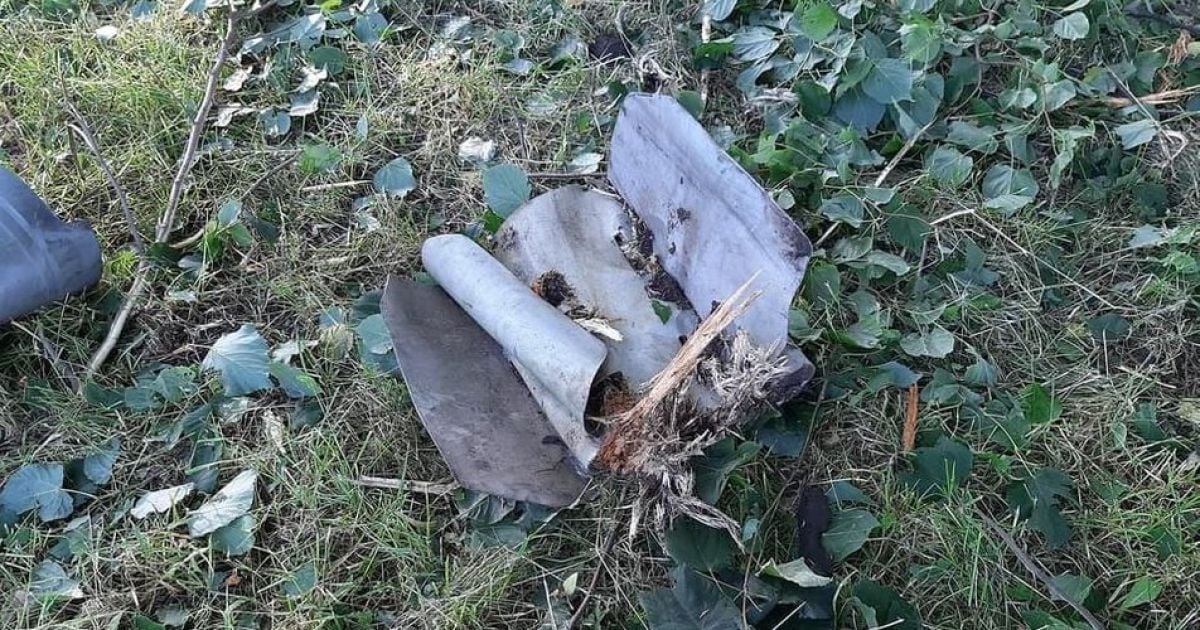 В побитом селе на Житомирщине собирают обломки вражеских снарядов, чтобы возвести с них стелу на память