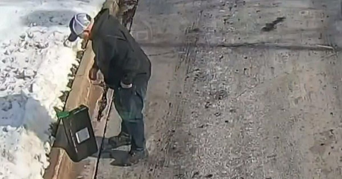 Американець знайшов 27 тисяч доларів посеред вулиці і повернув їх до банку