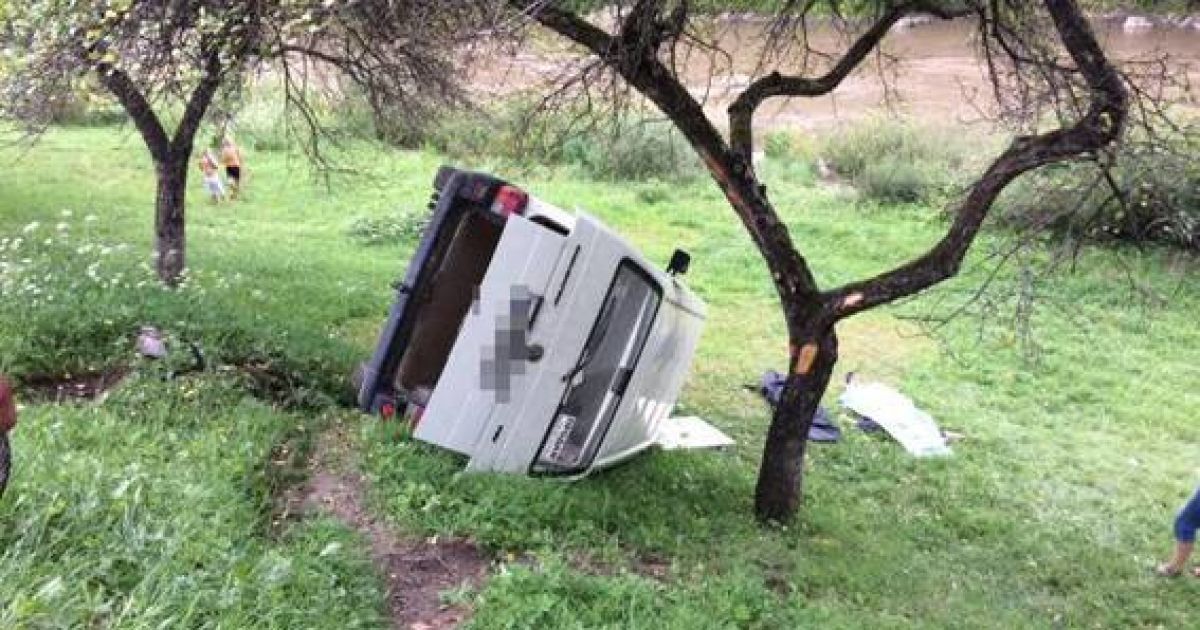 На Закарпатті авто із водієм зірвалось у прірву