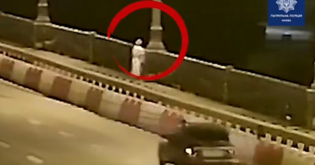 Стояла взволнованная на перилах: в Киеве 22-летняя девушка хотела прыгнуть с моста Патона (видео)