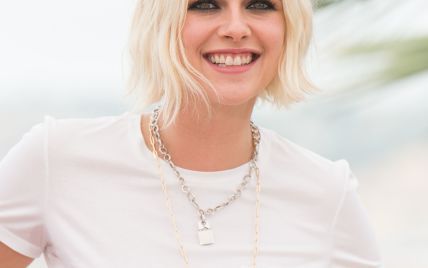 В Chanel и без лифчика: Кристен Стюарт на фотоколле фильма "Светская жизнь"