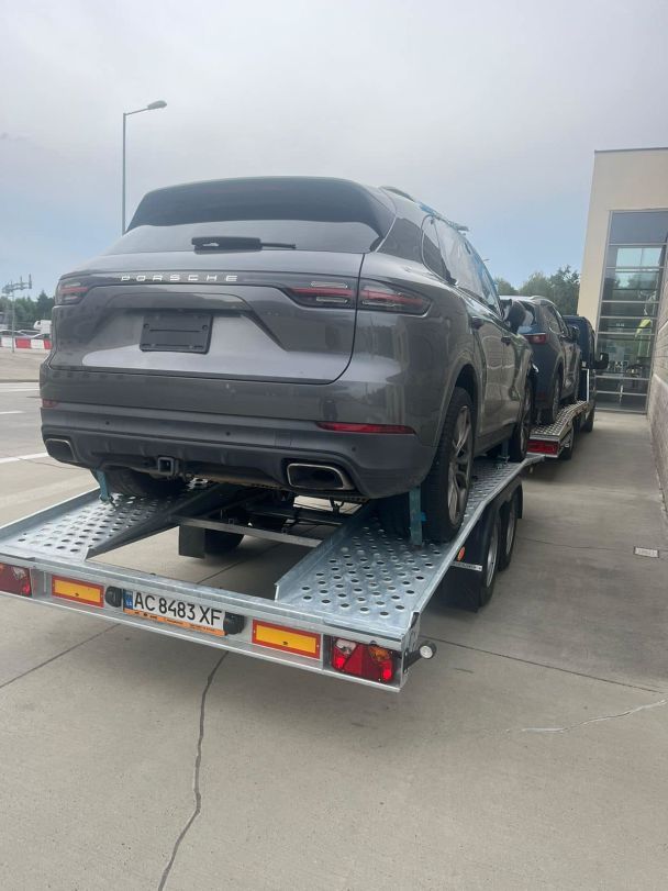 В Украину пытались ввезти Рorsche Cayenne под видом гуманитарного груза / Фото: Львівська митниця/Facebook