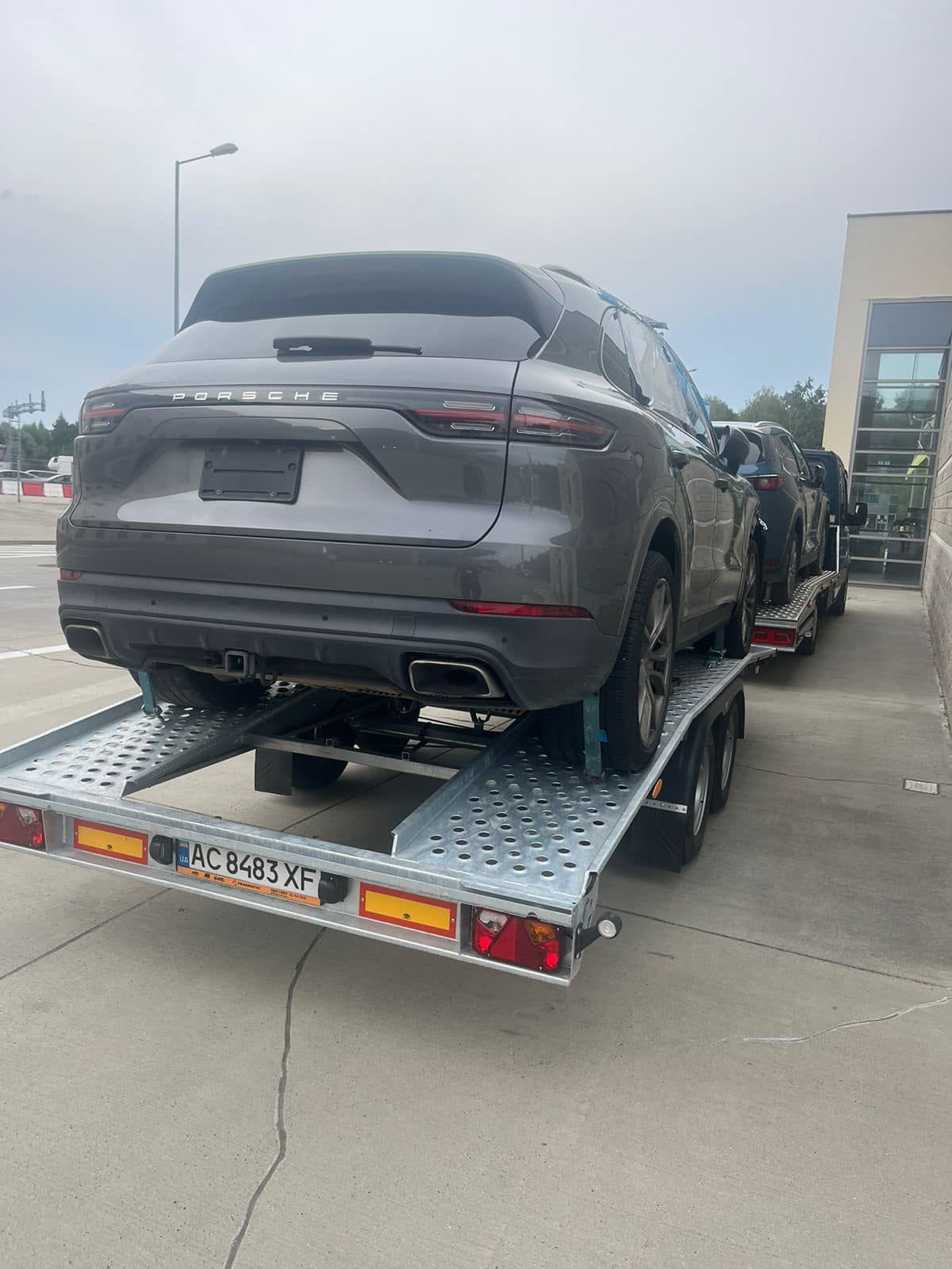 До України намагалися ввезти Рorsche Cayenne під виглядом гуманітарного вантажу / Фото: Львівська митниця / Facebook / © 