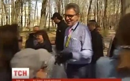 Посол США Пайетт собственноручно насобирал почти мешок мусора в киевском парке