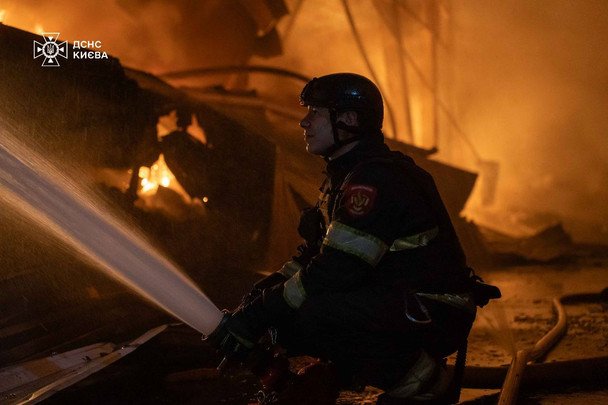 Спасатель на месте пожара