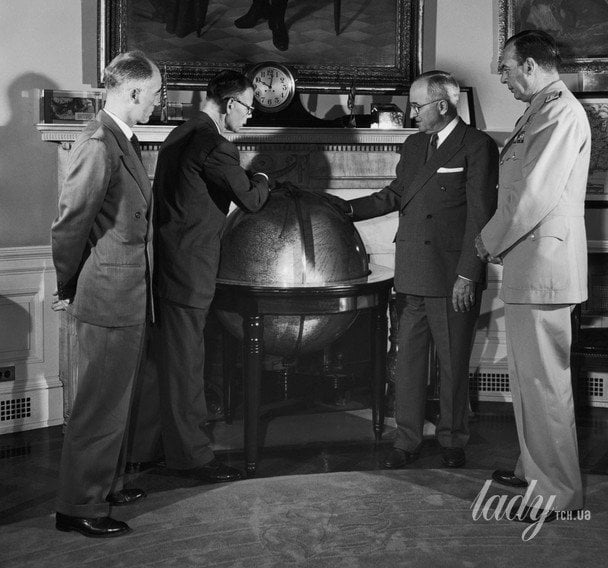 Волтер Беделл Сміт (ліворуч у центрі) та президент Гаррі С. Трумен (праворуч у центрі) розглядають великий глобус / © Getty Images