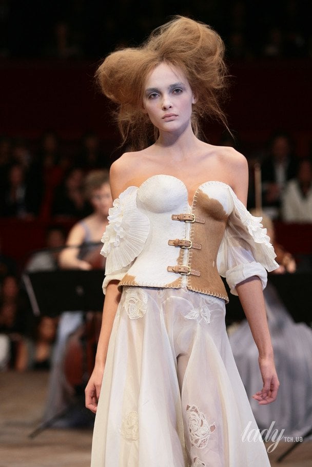 Сніжана Онопка на подіумі під час показу Alexander McQueen, 2006 рік / © Getty Images