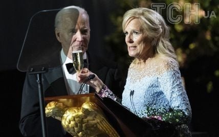 У сукні Oscar de la Renta і з келихом ігристого: красива Джилл Байден на прощальному вечорі у Білому домі