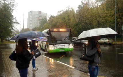 Парад дождевиков: сильный ливень сорвал празднование Дня города в Москве