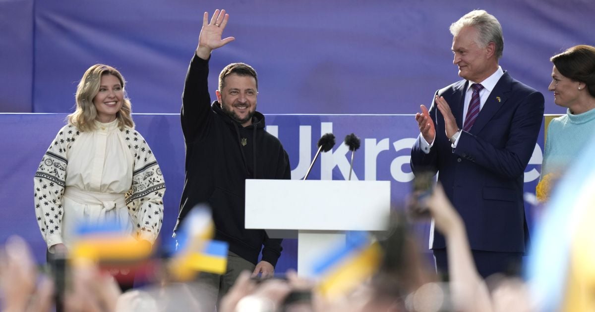 Президент Украины Владимир Зеленский и президент Литвы Гитанас Науседа выступают перед общественностью в Вильнюсе.