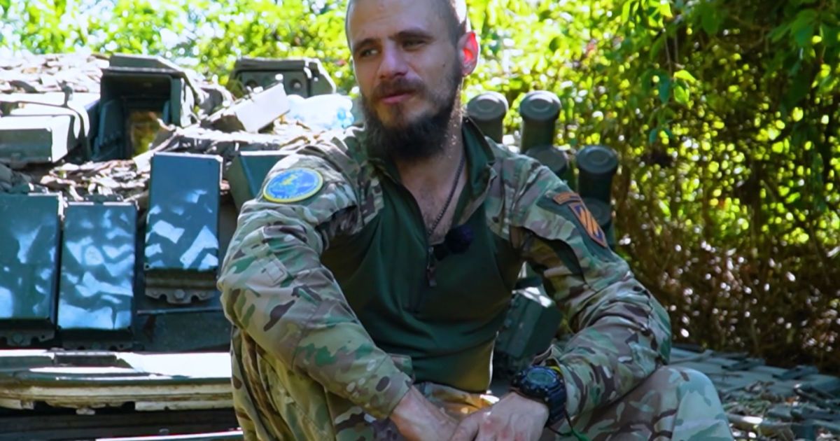 Командир танкового взвода роты "Стальные вурдалаки" 3-й ОШБр на псевдо "Сима". Скриншот/YouTube