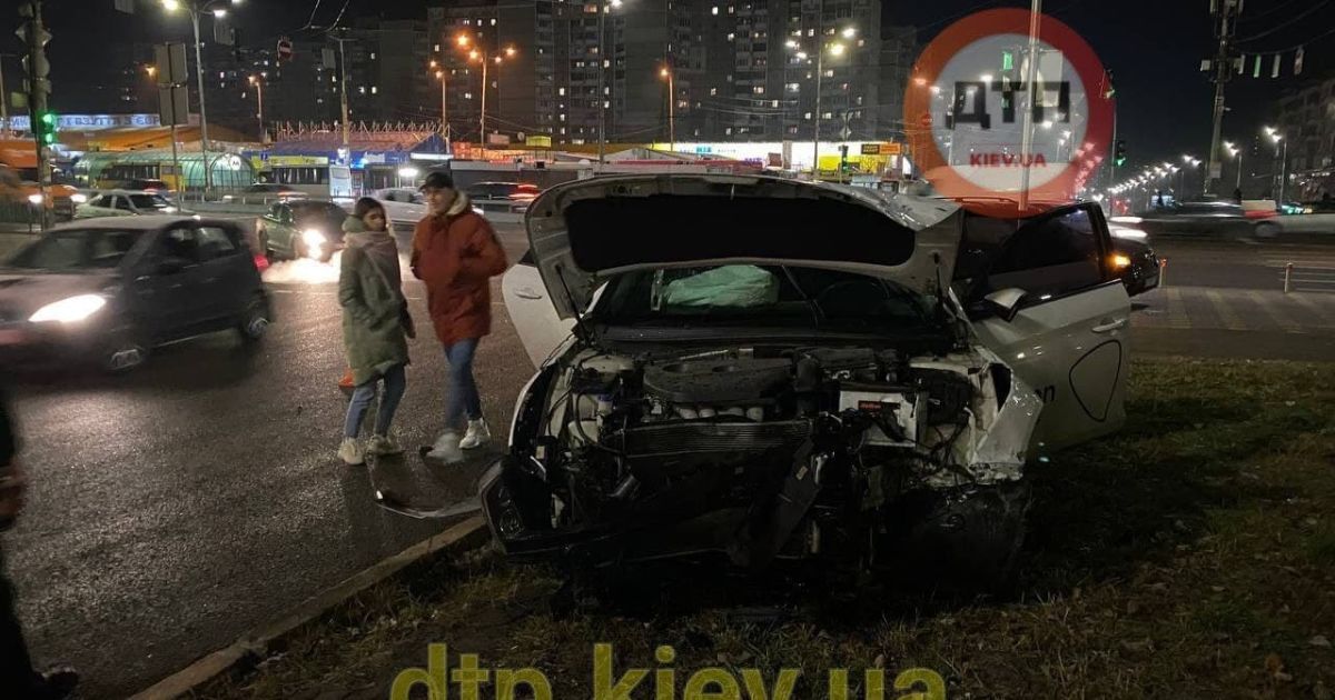 В Киеве столкнулись легковушка и такси: пострадала женщина — ее экстренно госпитализировали