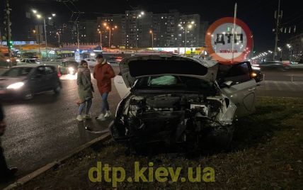 В Киеве столкнулись легковушка и такси: пострадала женщина — ее экстренно госпитализировали