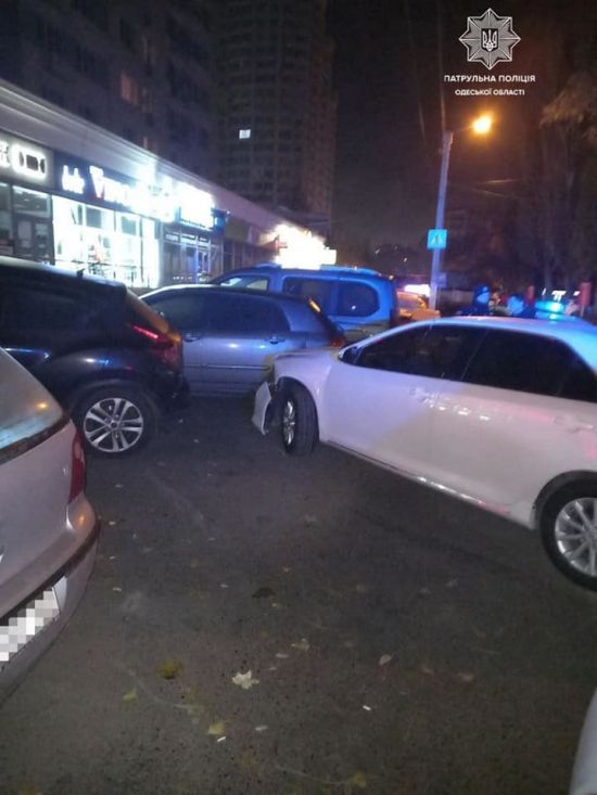 В Одессе пьяный водитель устроил гонку с полицией и совершил масштабное ДТП