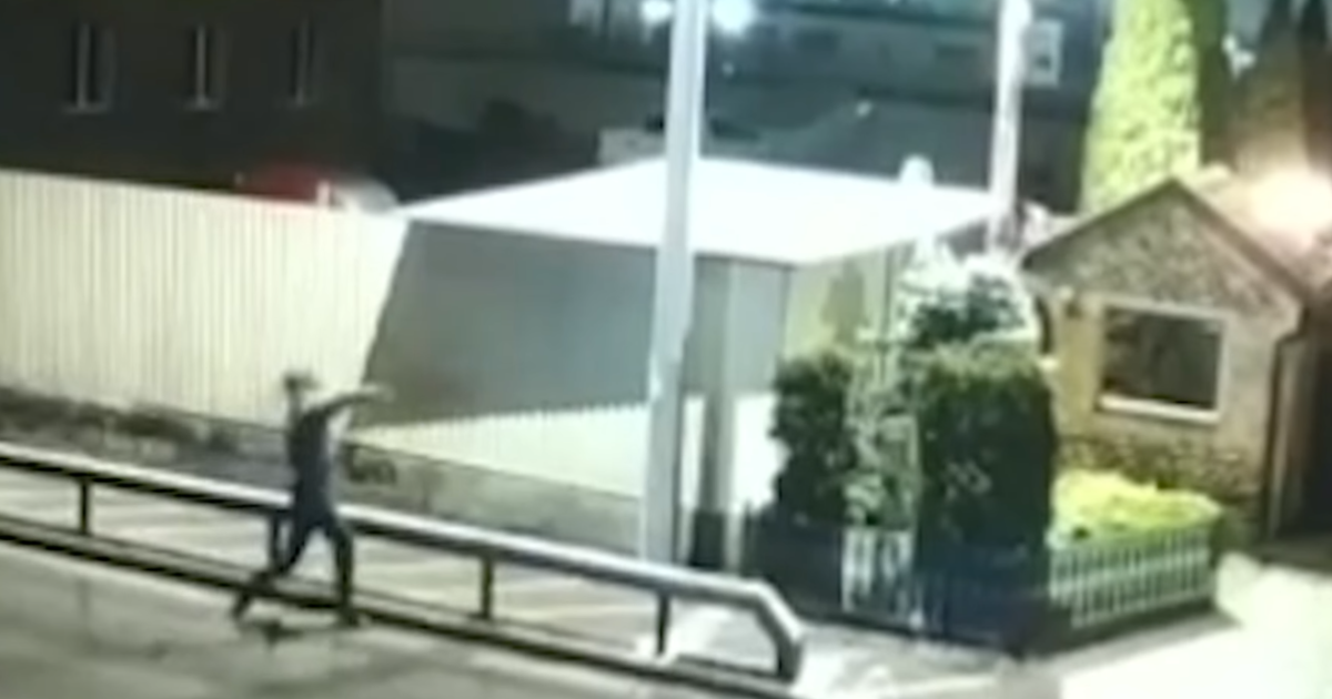 В пригороде Киева во двор частного дома бросили гранату: видео