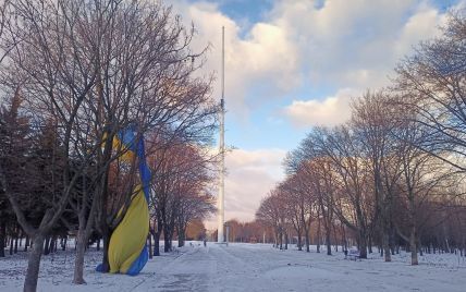 Рвучкий вітер в Україні пошматував та позривав з флагштоків прапори (фото, відео)