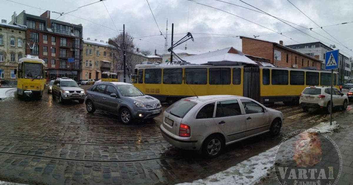 Во Львове сошел с рельсов трамвай: фото