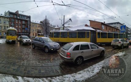 Во Львове сошел с рельсов трамвай: фото
