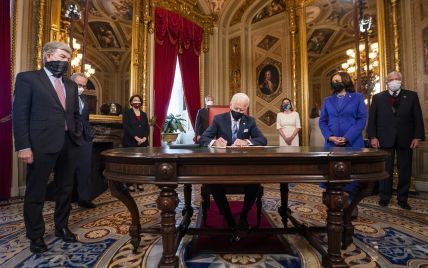 Байден підписав перші документи на посаді президента США
