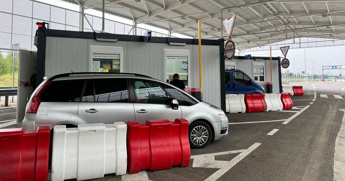 На границе с Польшей в очередях стоят более сотни автомобилей: какая ситуация на пунктах пропусков