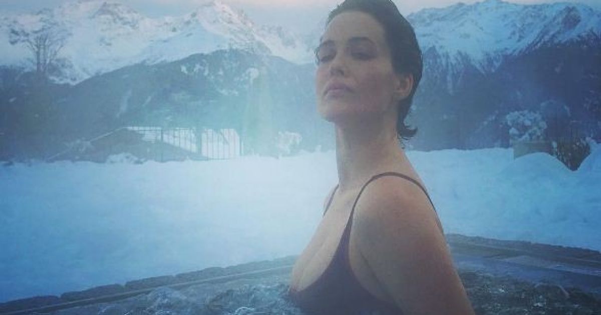 Спокуслива Даша Астаф'єва босоніж бігала по снігу у купальнику