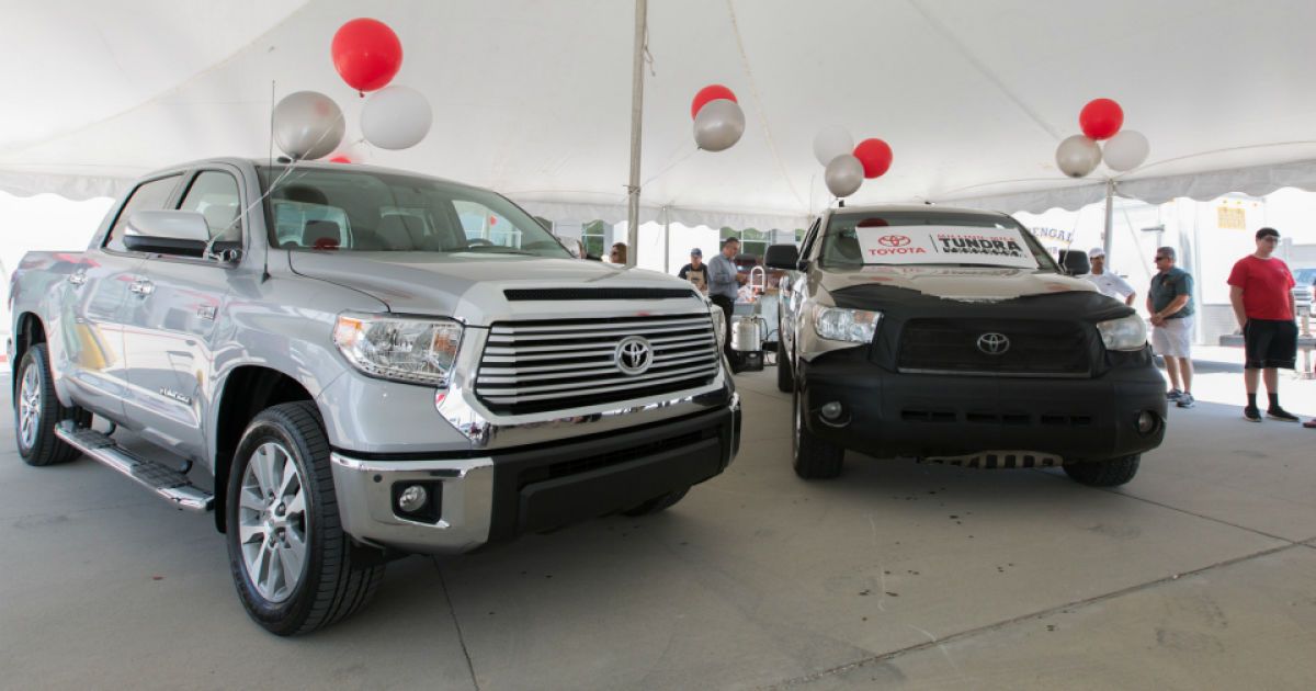 Американцу подарили новую Toyota Tundra за миллионный пробег