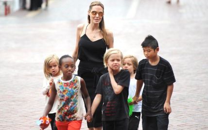 Джоли с детьми в течение трех часов допрашивали агенты ФБР