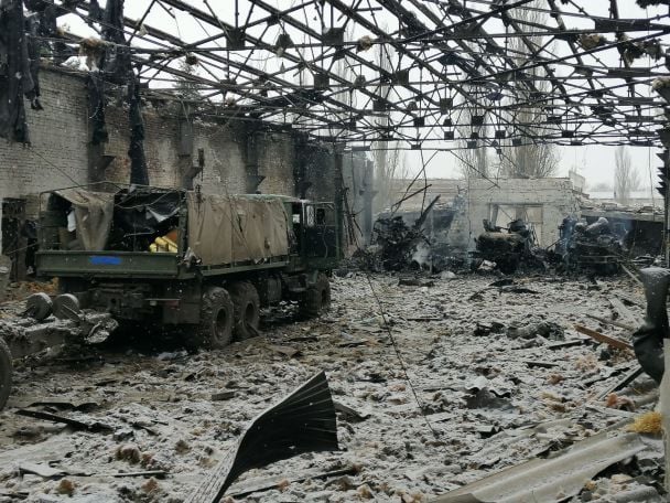 Той самий ангар на ранок після обстрілу. Фото Дмитра Завтонова