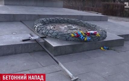 В залитом бетоном Вечном огне в Киеве вандалы оставили крест с надписью
