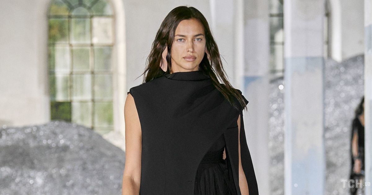 Показ Burberry весна-лето 2022
