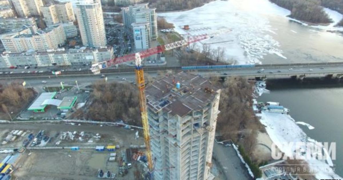 Новостройка растет возле побережья Днепра