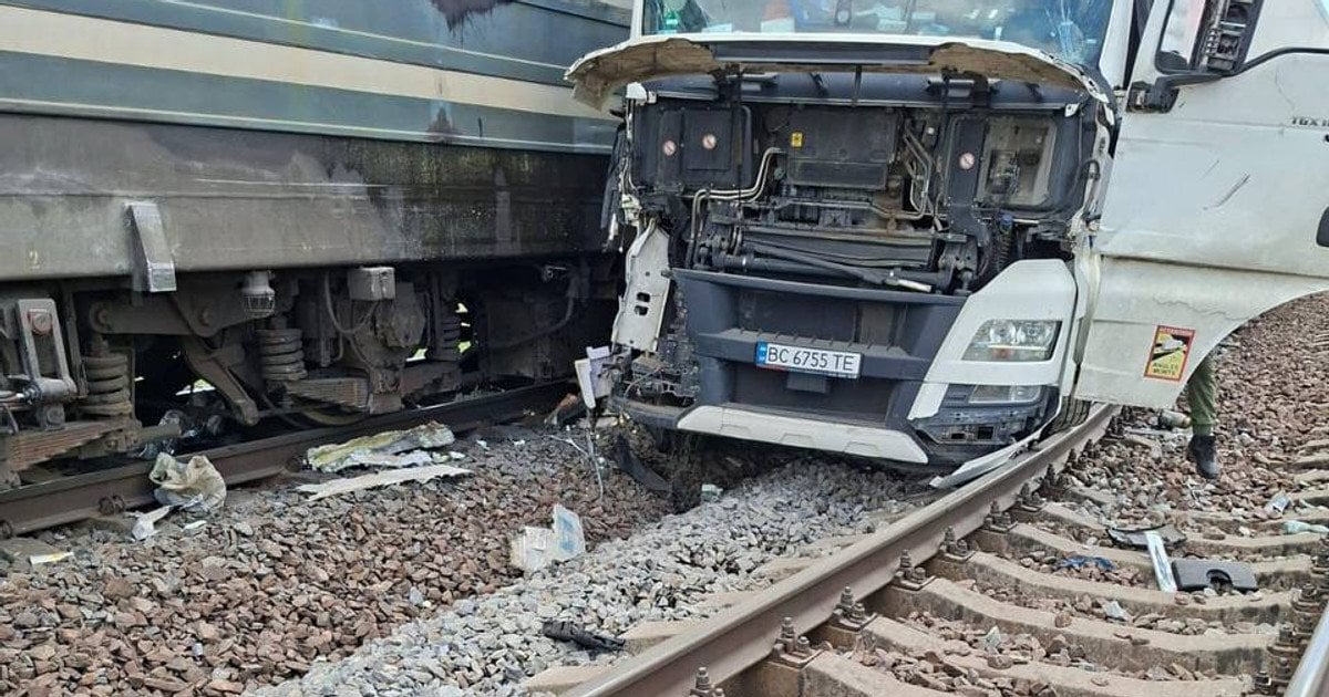 На Львовщине грузовик влетел в поезд