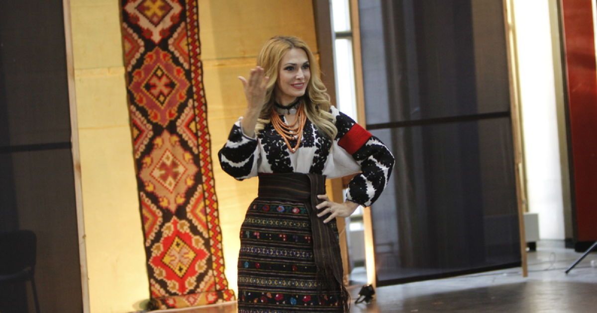 Украинские звезды приняли участие в показе вышиванок