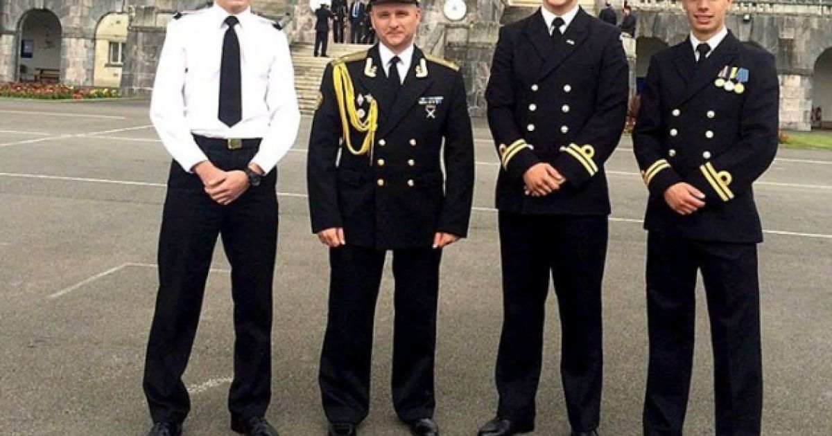 Трое курсантов-патриотов стали выпускниками престижного колледжа в Британии.