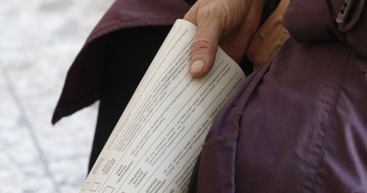 Вихопив мішок і накивав п'ятами: у Дніпрі поцупили заповнені бюлетені під час транспортування