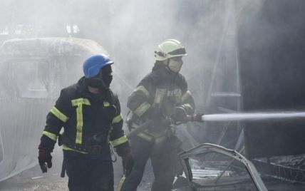 Пожарные потушили пожар в Одессе, возникший в результате ракетных обстрелов — фото, видео