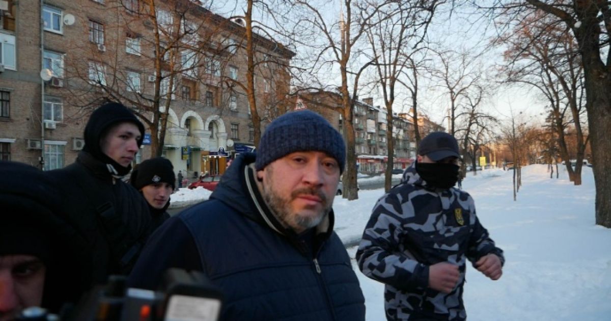 Активісти влаштували Крисіну біля суду "коридор ганьби" зі стусанами і плювками