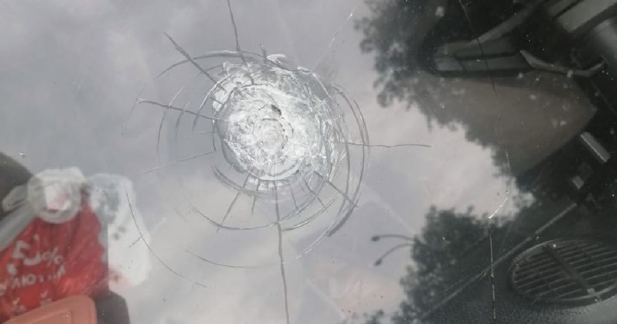 В Киеве мужчина на самокате прострелил лобовое стекло автомобиля