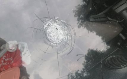 Чоловік на самокаті у Києві вистрелив у автомобіль, водій якого зробив йому зауваження (фото)