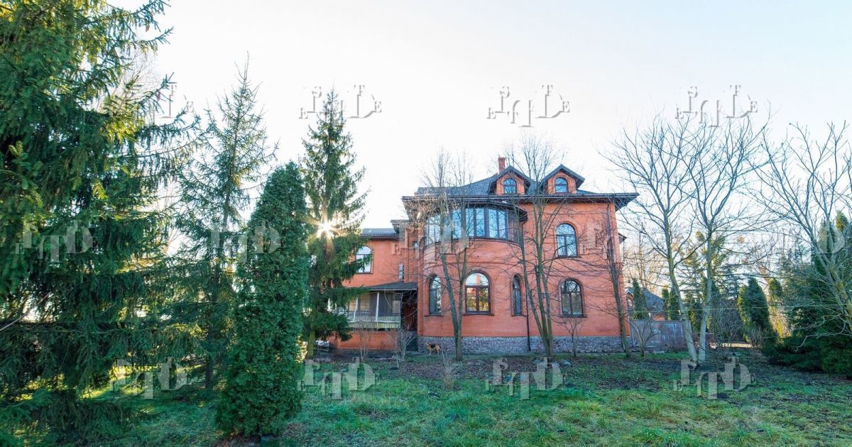 Триповерховий будинок має площу 511 квадратних метрів / Фото: flatfy.ua
