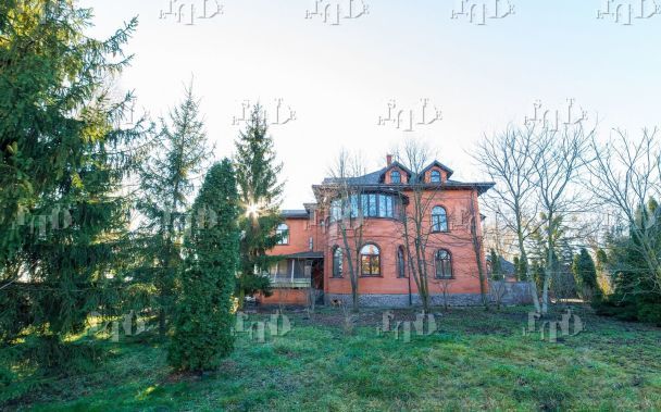Триповерховий будинок має площу 511 квадратних метрів / Фото: flatfy.ua