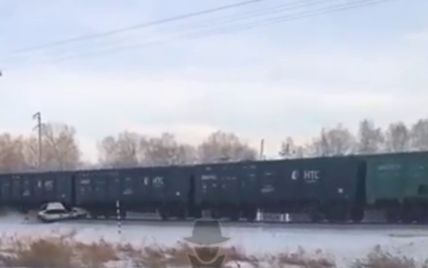 Після аварії з потягом автомобіль кілька кілометрів волочився вздовж колії: водій не вижив, відео