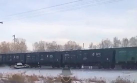После аварии с поездом автомобиль несколько километров тащился вдоль путей: водитель не выжил, видео