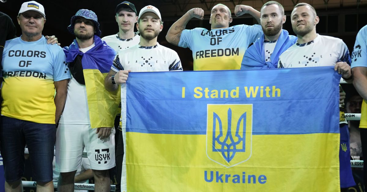 Запальні танці та ефектний трюк із монетами: Усик і Джошуа провели відкрите тренування перед реваншем (фото, відео)