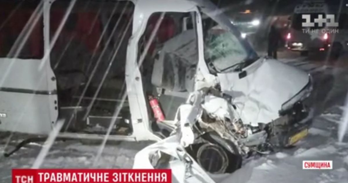 На Сумщине маршрутка с пассажирами врезалась в снегоочистительную технику
