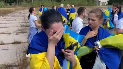 Первые щемящие кадры украинцев, вернувшихся из российского плена.