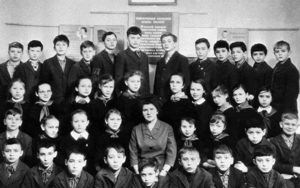 Школьное фото Путина в Санкт-Петербурге (первый ряд, третий справа) / © time.com