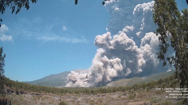 В Індонезії знову активізувався вулкан Левотобі / © Associated Press